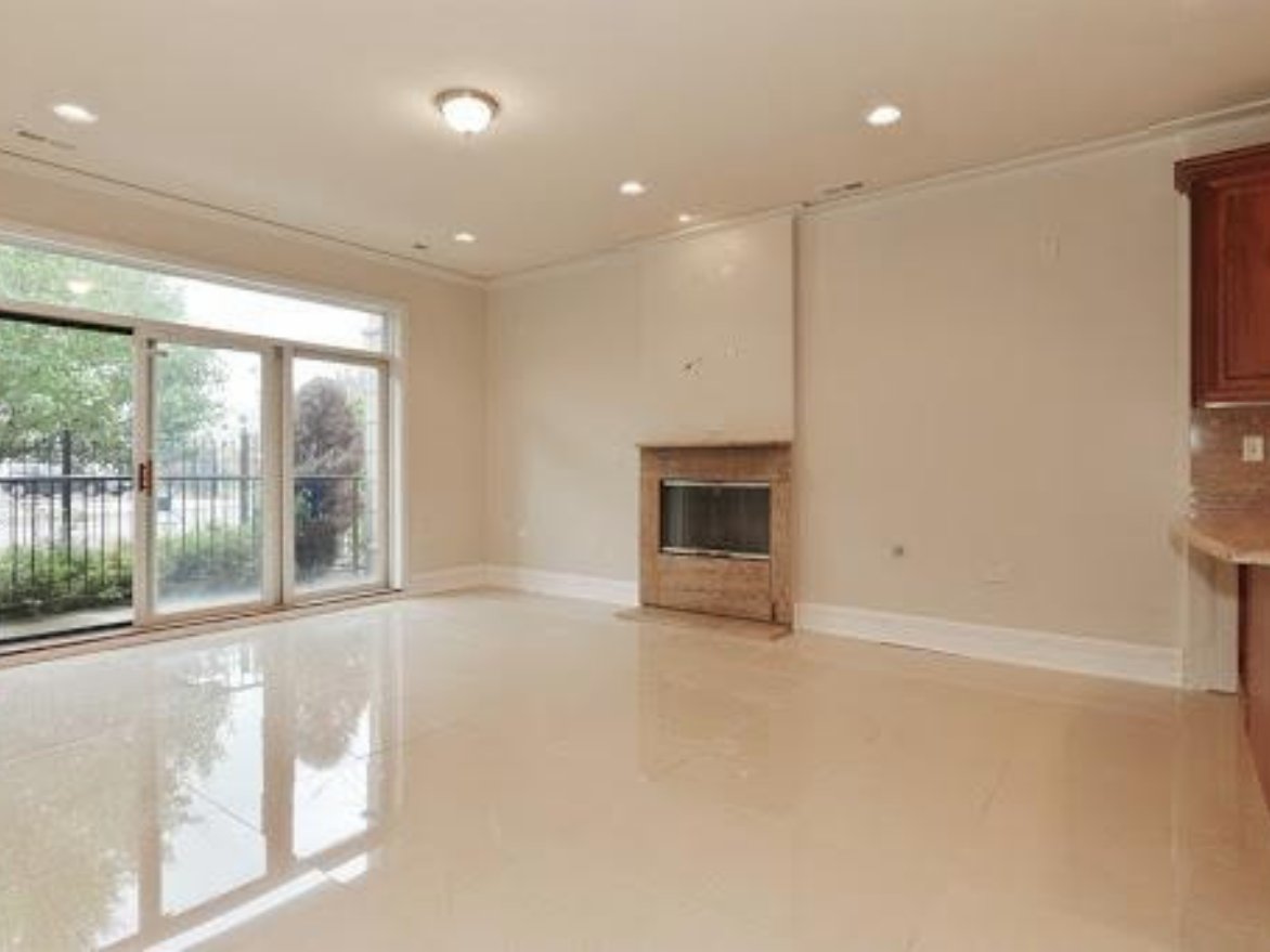 Sala refeita com porcelanato polido creme — 516 E 42nd St, Chicago