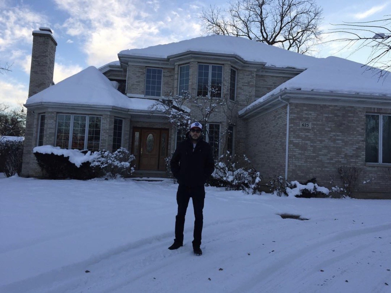 Frederico em frente à casa — 625 Meadow Ct, Elk Grove Village